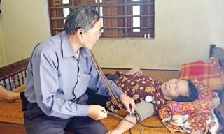 Nhìn cách ông khám cho mệ Mẹt, đủ thấy ông yêu nghề và trân trọng người bệnh đến nhường nào.