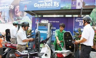 Theo các chuyên gia, giá xăng E5 thời gian tới phải rẻ hơn từ 1.000 đồng - 1.500 đồng/lít so với xăng A95 mới thu hút được người dùng​. Ảnh: Như Ý.