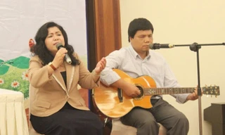 Người phụ nữ bay lên trên đôi chân giả