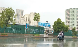 Đất xây dựng trường học tại khu đô thị Nam Trung Yên dùng để làm sân bóng cho thuê, bãi trông xe. Ảnh: Tuấn Minh. 