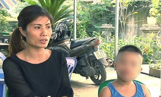 Chị Vũ Thị Hương và con. Ảnh: Thái Hà