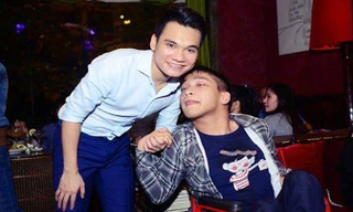 Nhạc sỹ Vũ Quốc Hùng chụp ảnh cùng ca sỹ Khắc Việt.