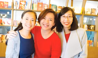 Thu Giang (bìa trái) và Anh Thư (bìa phải) cùng tổng biên tập người Thái Lan Karuna Chinthanom.