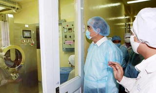 Ông Nguyễn Thiện Nhân kiểm tra, giám sát tại Cty Cổ phần Traphaco. Ảnh: TTXVN.