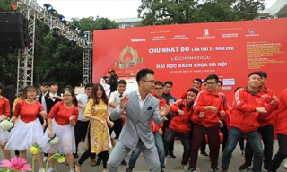 Minh Quân Idol hát và nhảy cùng các bạn sinh viên tham gia Chủ Nhật Đỏ 2018 tại ĐH Bách khoa Hà Nội. Ảnh: Nguyễn Mạnh Hà.