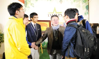 GS Ngô Bảo Châu và các sinh viên từng tham gia kỳ thi Olympic Toán quốc tế tại tiệc chiêu đãi ra mắt Vườn ươm tài năng. Ảnh: PV.