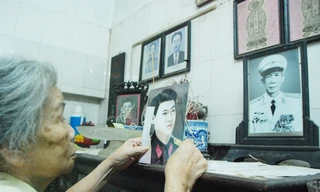 Phu nhân tướng Lư Giang trước ban thờ gia đình có tấm ảnh liệt sĩ Nguyễn Văn Thành.