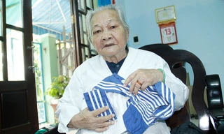 Chiếc áo bà Lê Thị Muộn đang mặc được may lại từ áo của con trai bà, liệt sĩ Phan Văn Sự với lý do thơm "mùi của con".