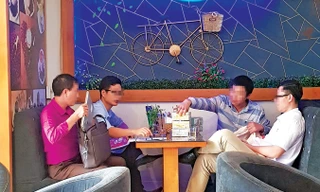 Hàng ngày, lượng tiền giao dịch mua đất tại quán cafe Nắng lên đến hàng chục tỷ đồng.