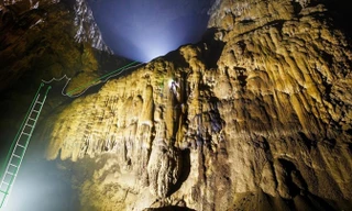 Vị trí các dây neo để du khách bám vào đi bộ đoạn dốc 45 độ.