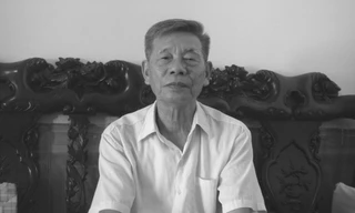 Bác Ðoàn Bá Tụng đang tiếp chuyện phóng viên