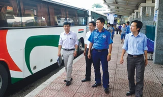 Đoàn kiểm tra, giám sát tỉnh Thái Bình đang kiểm tra, giám sát việc thực hiện luật và xây dựng môi trường không khói thuốc tại bến xe khách.