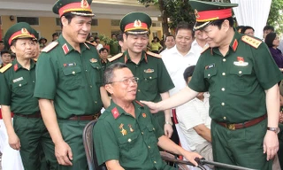 Đại tướng Ngô Xuân Lịch, Bộ trưởng Bộ Quốc phòng thăm hỏi, động viên thương binh nặng tại Trung tâm Nuôi dưỡng thương binh nặng và Điều dưỡng người có công tỉnh Hà Nam, tháng 7/2017. Ảnh: P.V.