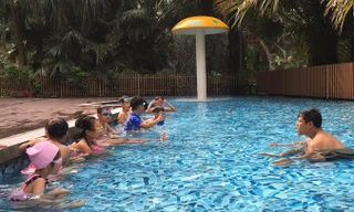 Lớp dạy bơi miễn phí cho trẻ em được Huyện Ðoàn Văn Giang tổ chức thu hút nhiều em nhỏ tham gia. Ảnh: NVCC.