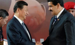 Tổng thống Venezuela Nicolas Maduro (phải) bắt tay với Chủ tịch Trung Quốc Tập Cận Bình trong lễ ký kết các hiệp định ở Caracas hôm 21/7/2014. Ảnh: Leo Ramirez.