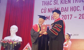 Sau ba năm miệt mài đèn sách, cụ Lê Phước Thiệt (trái) đã nhận được bằng thạc sĩ ở tuổi 85. Ảnh: Thanh Trần.