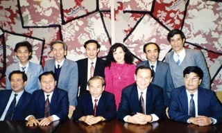 Trưởng đoàn Hồ Tế cùng các thành viên tham gia xử lý nợ tại CLB Paris. Ảnh tư liệu Bộ Tài chính.