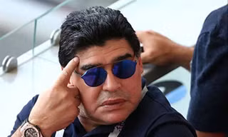 Maradona xin lỗi FIFA vì chỉ trích trọng tài là 'kẻ cướp'