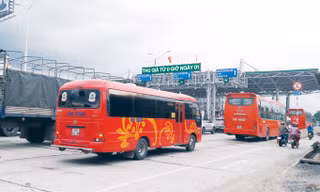 Một số ý kiến cho rằng nên di dời trạm thu phí Cai Lậy (Tiền Giang) vào tuyến đường tránh. Ảnh: H.Hội.