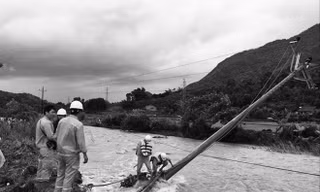 Tại tỉnh Yên Bái, mưa lũ lớn và kéo dài đã khiến nhiều cột điện bị sạt lở. Trong ảnh :Thợ điện Yên Bái kiểm đếm sự cố ngày 21/7.