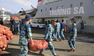 Các chiến sĩ vận chuyển hàng hóa Tết lên tàu chuẩn bị khởi hành ra Trường Sa. Ảnh: Trường Phong.