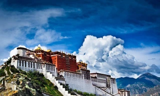 Lâu đài Potala ở thủ phủ Lhasa.