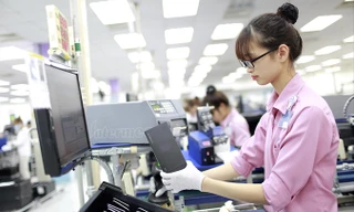 Một ca làm việc tại một dây chuyền sản xuất của Samsung.