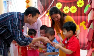 Cô chú mừng tuổi cho con cháu ngày Tết đầu năm. Ảnh: Anh Tuấn.