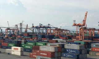 Hàng nghìn container phế liệu đang tồn đọng. Ảnh: Tuấn Nguyễn.