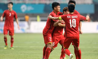 Các cầu thủ ăn mừng bàn thắng vào lưới Olympic Hàn Quốc. Ảnh: HỮU PHẠM.