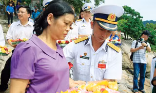 Thân nhân liệt sĩ tàu C235 thả hoa tưởng niệm các liệt sĩ. Ảnh: Hồng Vĩnh.