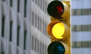 Quy định mới về đèn vàng: 'Dừng lại nguy hiểm, nhanh chóng đi tiếp'