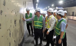 Thứ trưởng GTVT Lê Đình Thọ kiểm tra các vết nứt tại hầm Hải Vân chiều 25/10. Ảnh: Sỹ Lực.