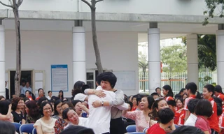 Tại mô hình Sân chơi cuối tuần, một học sinh xúc động bật khóc ôm lấy cô giáo khi nghe chuyên gia tâm lý nói chuyện về giá trị của tình cảm gia đình, thầy cô. Ảnh: Ngọc Linh.