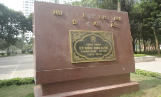 Nhếch nhác tấm biển kỷ niệm