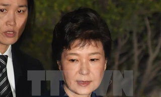 Cựu Tổng thống Hàn Quốc Park Geun-hye sau phiên thẩm vấn tại Tòa án Quận Trung ương Seoul. (Nguồn: AFP/TTXVN)