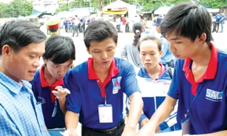 Các tình nguyện viên tiếp sức mùa thi 2017. ẢNH: L.T.