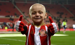 Cậu bé Bradley Lowery ngoan cường chiến đấu với ung thư, không phai nhạt tình yêu với bóng đá. Ảnh: Daily Mail.