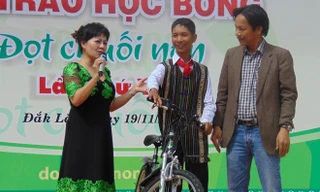 Em Y Thước Hđơk vui mừng khi được tặng thêm chiếc xe đạp.