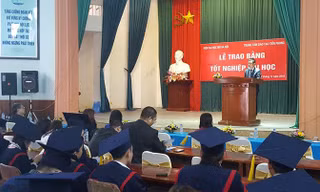 Phó Tổng Biên tập báo Tiền Phong, nhà báo Phùng Công Sưởng, phát biểu tại buổi lễ trao bằng. Ảnh: DN.
