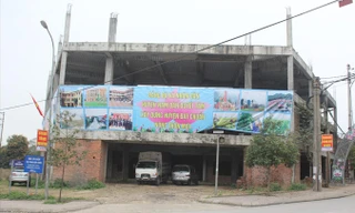 Công trình Nam Đàn Plaza tiêu tốn tiền tỷ bỏ hoang nhiều năm nay tại trung tâm thị trấn Nam Đàn.