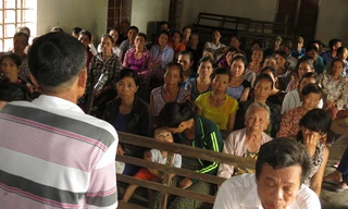Lãnh đạo thôn Trung Thôn (xã Quảng Trung) họp dân bàn phương án nhận cứu trợ sau “sự cố” xảy ra.