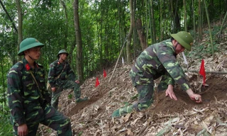 Đại úy Hiếu cẩn trọng thực hiện công việc rà phá mìn. Ảnh: DN.