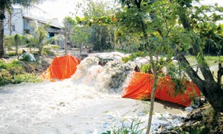 Trạm bơm chống xâm nhập mặn tại Tiền Giang đang hoạt động từ nguồn điện bổ sung. Ảnh: PCTG.