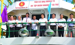 Nguyên Chủ tịch nước Trương Tấn Sang (thứ 4 từ phải qua) chứng kiến bàn giao tàu vỏ thép cho ngư dân Huỳnh Thạch.