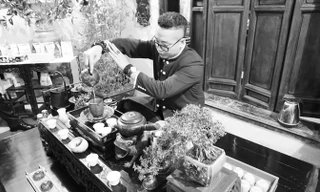 Nghệ nhân trà Nguyễn Cao Sơn trình diễn pha trà sen. Ảnh: L.A.