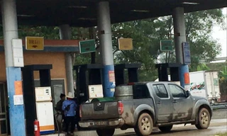 Nhân viên của Cty Đức Chi vẫn bán xăng cho người dân.