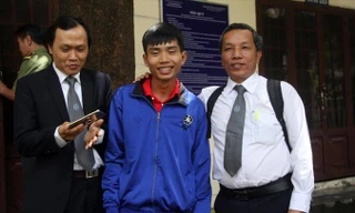 Ðặng Thanh Tuấn (giữa) cùng luật sư sau phiên tòa hôm qua. Ảnh: Tân Châu.