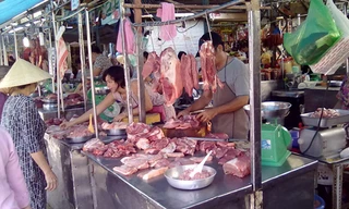 Ở nhiều cửa hàng thực phẩm sạch, giá thịt heo cũng neo ở mức cao. Ảnh minh họa