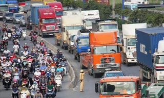 Khu vực Cảng Cát Lái là một trong hai điểm “nóng” về ùn tắc giao thông tại TPHCM. Ảnh: Huy Thịnh.